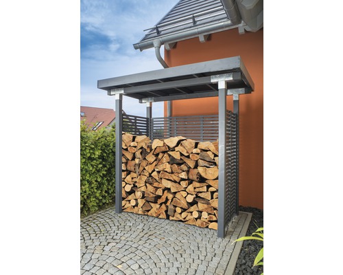 Holzlager mit Holzstapel im Außenbereich