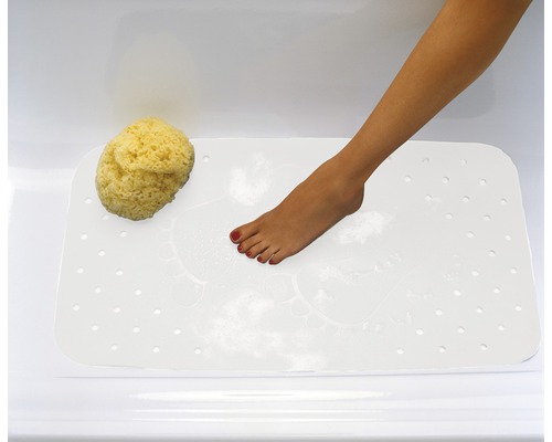 Badewannenmatte mit Badeschwamm und Fuß in der Badewanne