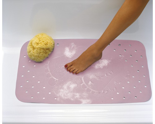 Badezimmer Szene mit Badewannenmatte, Badeschwamm und Bein