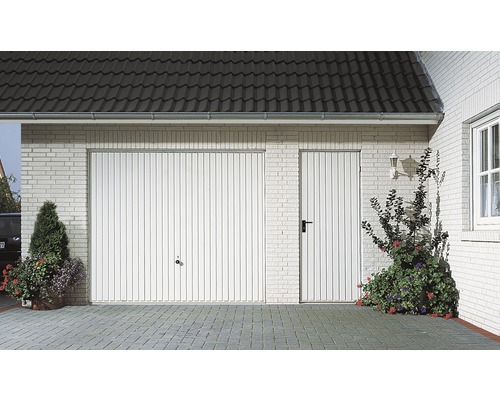 Garage mit Garagentor und Nebentür
