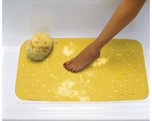 Gelbe Badewannenmatte mit Fußabdruckmuster und einem Naturschwamm in der Badewanne.
