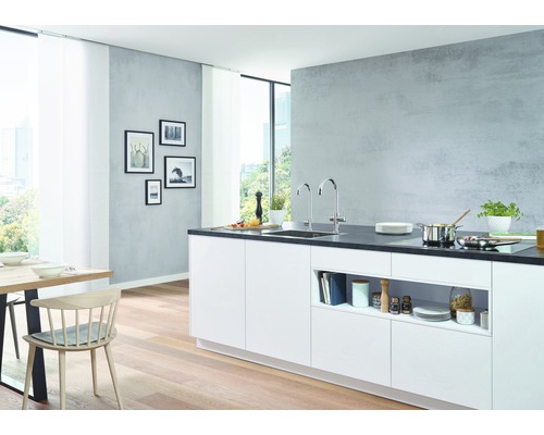 Helle, moderne Küche mit weißer Küchenzeile, Spüle und Esstisch