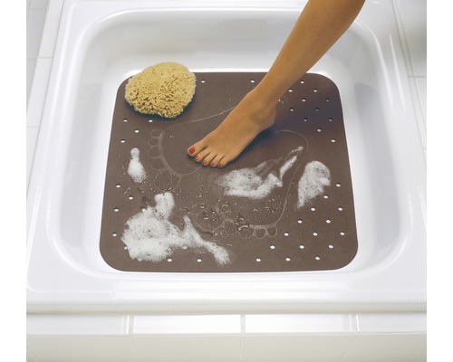 Duschwanne mit Badematte, Badeschwamm und Fuß