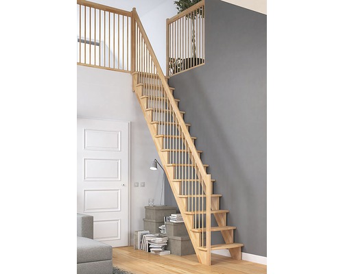 Holztreppe mit Geländer in einem hellen, modernen Wohnraum