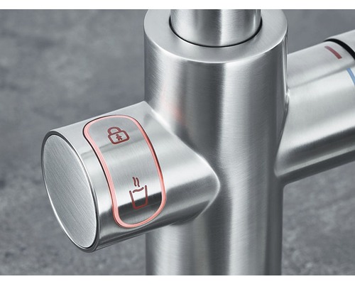 Detailaufnahme einer Küchenarmatur mit Sicherheitssymbol und Tassensymbol