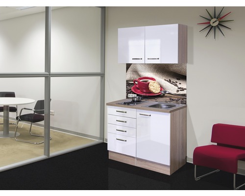 Miniküche Flex Well Valero weiß hochglanz/Sonoma Eiche 100x60 cm inkl. Einbaugeräte Kleine Küche mit Hängeschrank, Spüle, Kochfeld und Schubladen in einem Büroraum.