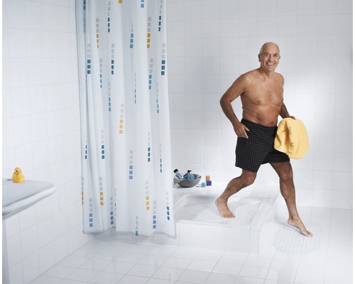 Helles Badezimmer mit Duschvorhang und einer Person, die aus der Dusche steigt und ein Handtuch hält.