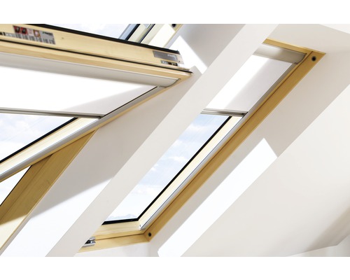 Nahaufnahme von zwei Dachfenstern mit Holzrahmen und Verdunkelungsrollo