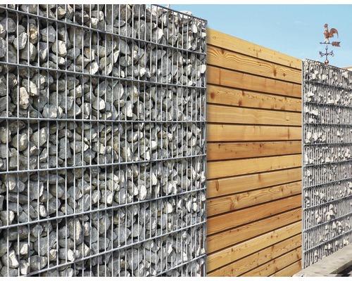Gabionenwand kombiniert mit Holzelementen im Garten
