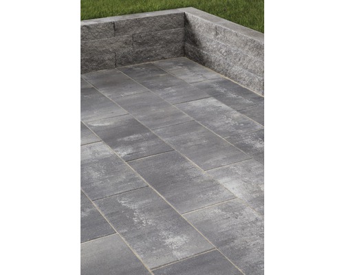 Garten mit Pflastersteinen und Steinmauer