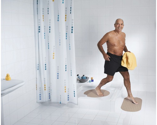 Helles Badezimmer mit Duschvorhang und Duschmatte