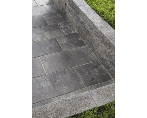 Terrasse mit Pflastersteinen und Steinmauer