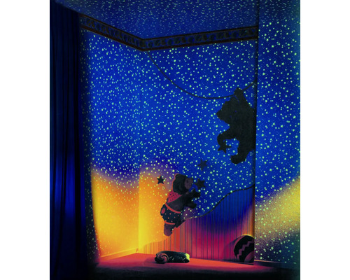 Kinderzimmer mit Sternenhimmel-Tapete und Bärenmotiven an der Wand