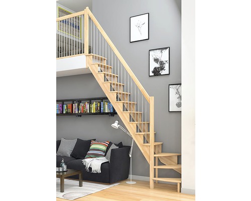 Holztreppe im Wohnraum mit Treppengeländer