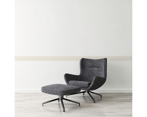 Moderner Sessel mit Fußhocker auf einem Holzboden.