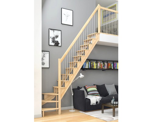 Treppe aus Holz mit Geländer in einem Wohnraum mit Sofa und Bildern an der Wand