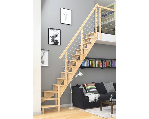 Raumansicht mit Holztreppe mit Geländer und Galerieaufgang