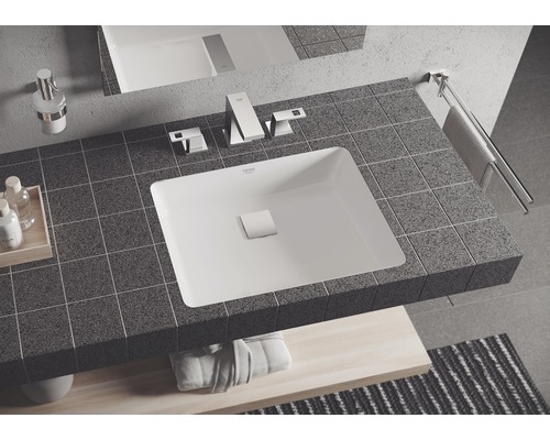 Badezimmer Waschtisch mit eingelassenem Waschbecken, Armatur und Handtuchhalter