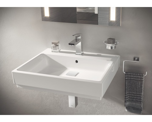 Modernes Badezimmer mit Waschbecken, Armatur, Seifenschale und Handtuchhalter