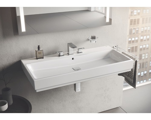 Modernes Badezimmer mit weißem Waschbecken, Armatur und Handtuchhalter