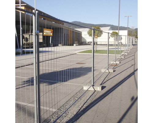 Reihe von Bauzäunen zur Absperrung eines Bereichs