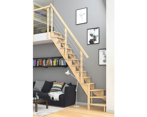 Wohnraum mit Holztreppe, Stahlseilgeländer, Bücherregal und Sofa.