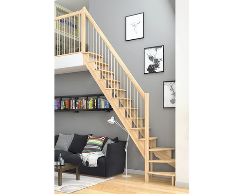 Holztreppe in einem Wohnzimmer mit Sofa und Bücherregal