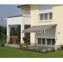 Hausfassade mit Markise und Rollladen für Terrasse
