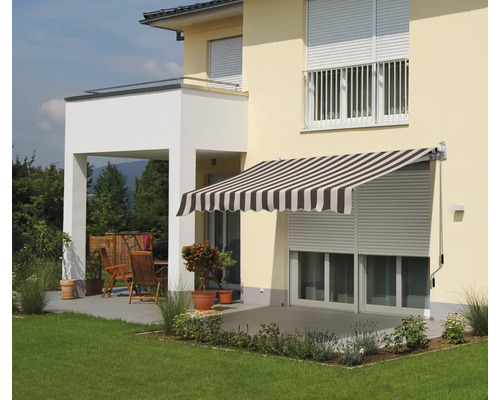 Hausfassade mit Markise und Rollladen für Terrasse