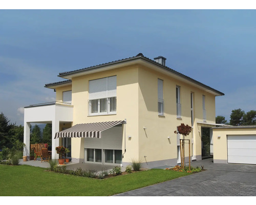 Haus mit Markise und Rollläden
