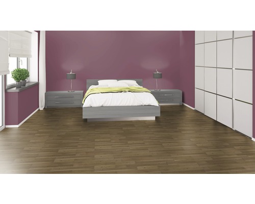 Schlafzimmer mit Bett, Nachttischen, Lampen, Schrank und Holzboden