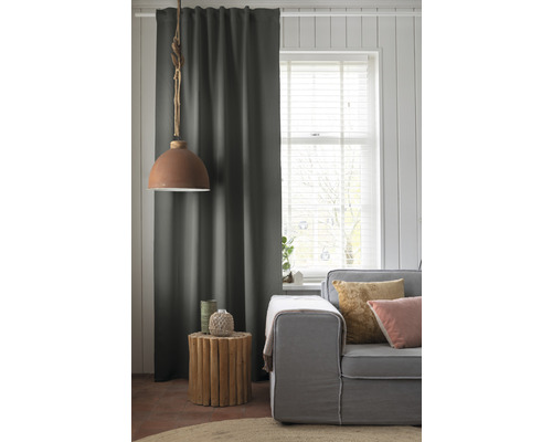 Wohnzimmer mit Vorhang, Fenster, Sofa und Beistelltisch