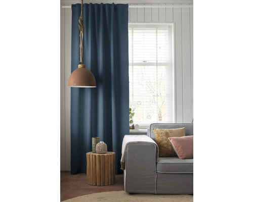 Wohnzimmer mit Vorhang, Beistelltisch und Sofa