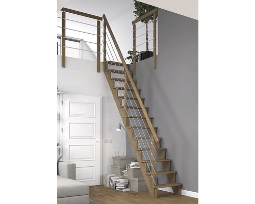 Holztreppe mit Edelstahlseilen in einem hellen Raum