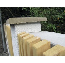 Betonzaunpfosten mit Holzelementen