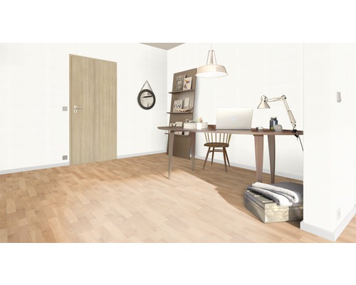 Innenraumszene mit Holztür, Schreibtisch, Stuhl und Dekorationsgegenständen