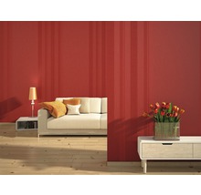 Wohnzimmer mit gestreifter Tapete, Sofa, Tischlampe und Blumenvase