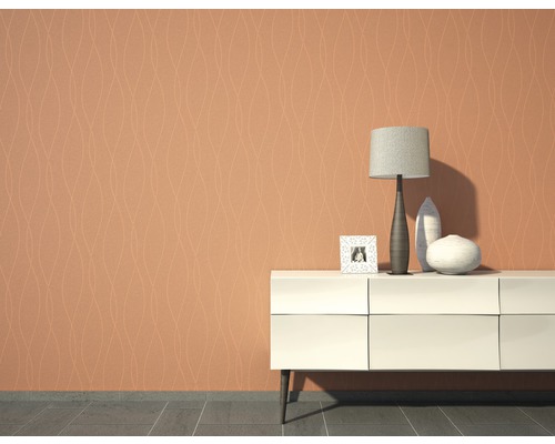 Wohnraum mit gemusterter Tapete, Kommode, Tischlampe und Dekoration