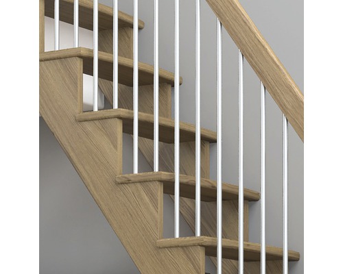 Detailaufnahme einer Treppe mit Holzstufen und Metallgeländer