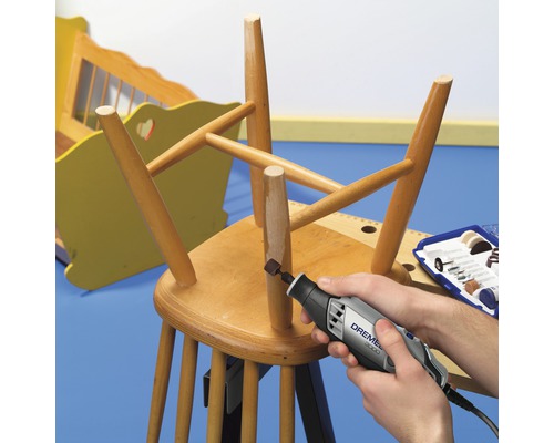 Dremel Logo Werkzeug im Einsatz an einem Stuhlbein