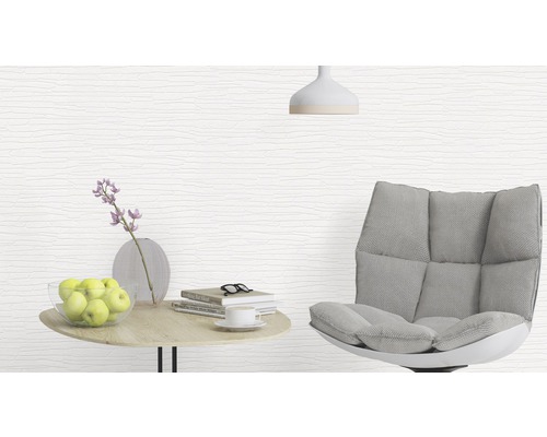 Wohnraum mit Strukturtapete, Sessel und Beistelltisch