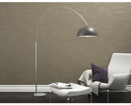 Wohnzimmer mit Bogenlampe, Sessel und Fußhocker