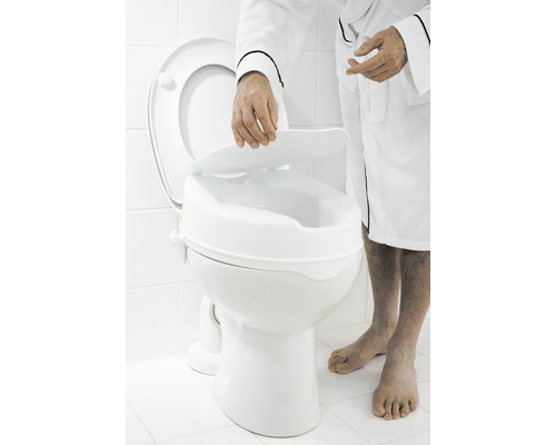 Erhöhte Toilette mit Person in Bademantel