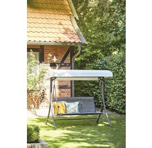 Gartenschaukel mit Dach im Garten