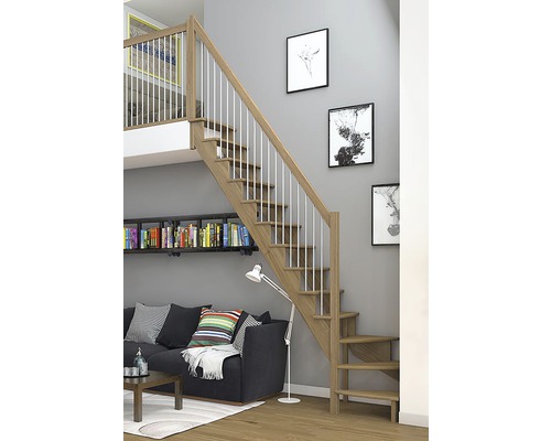 Treppe aus Holz mit Geländer im Wohnraum