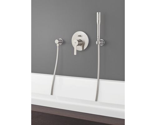 Wandmontierte Badewannenarmatur mit Handbrause