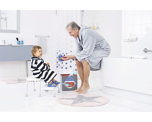 Badezimmer Szene mit Kind auf Tritthocker und Erwachsenem auf Badewanne