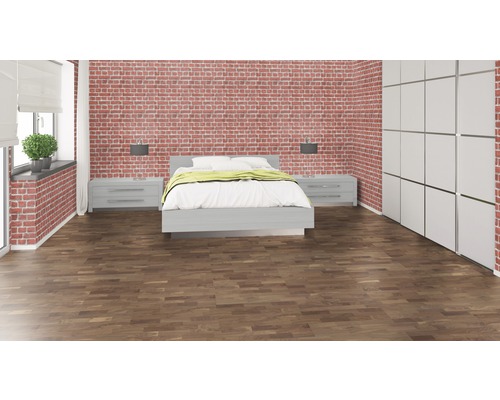 Schlafzimmer mit Bett, Nachttischen, Lampen, Kleiderschrank und Ziegelwand