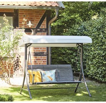 Gartenschaukel mit Überdachung und Kissen im Garten