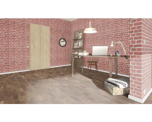 Zimmer mit Büromöbeln, Tür und roter Backsteinwand